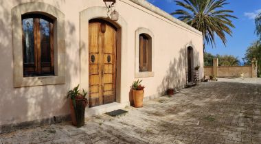 Vendesi "Casale Del Frantoio" una Panoramica Tenuta tra Avola e Noto