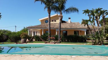 Vendesi Villa Il Parco Luxury villa in Siracusa con ampio giardino alberato e piscina